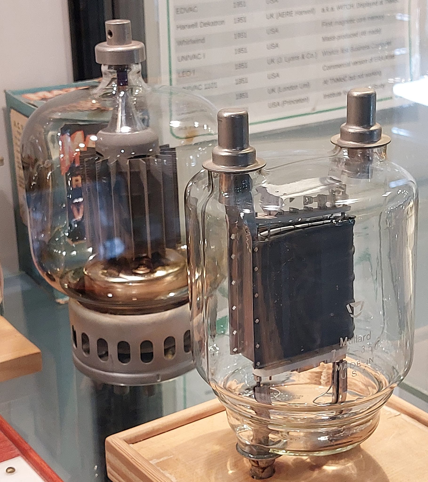 その他 123 What are these electronic components from a Cambridgeshire museum?