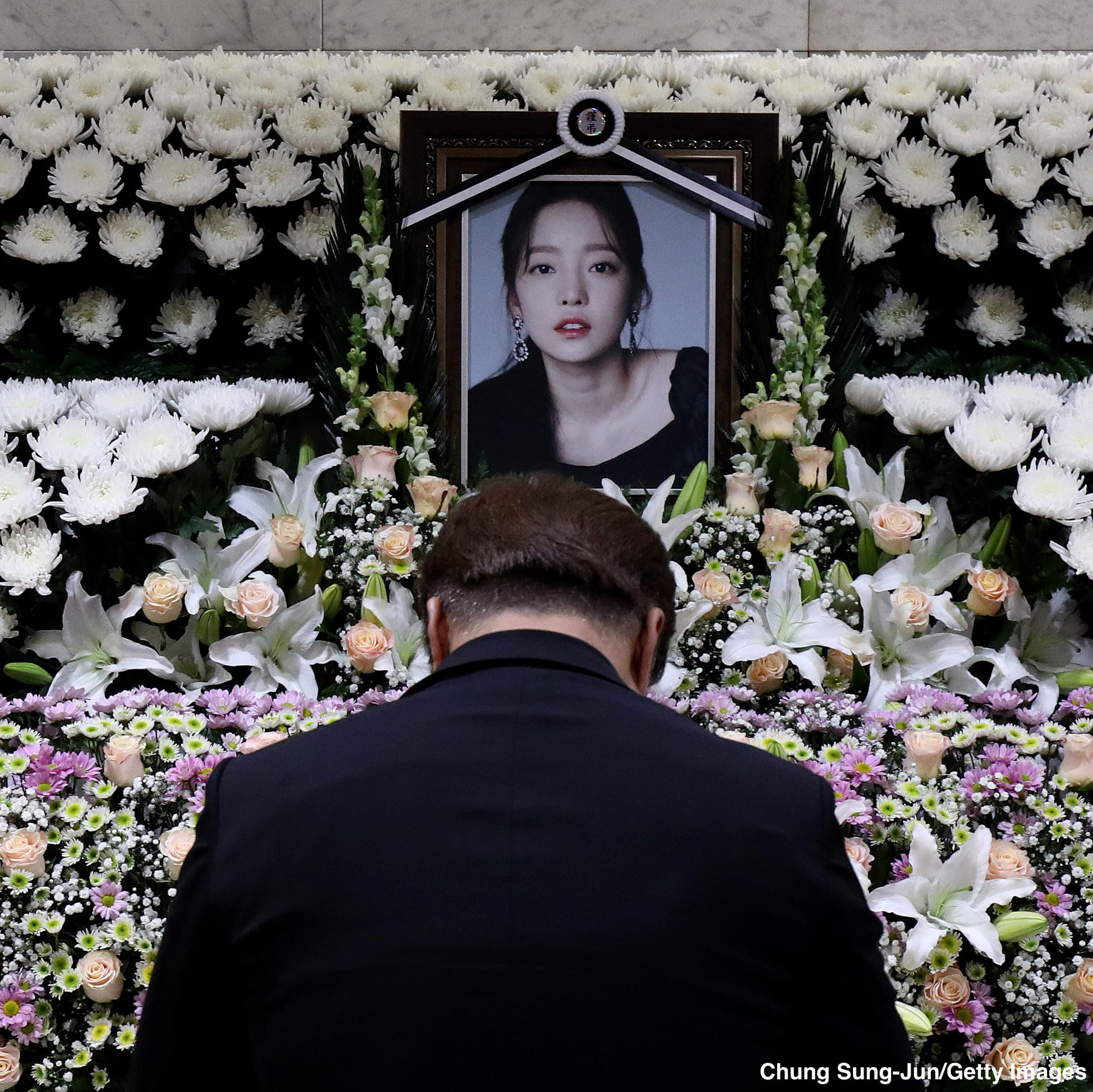 ABC News - Man in South Korea pays tribute at a memorial altar 