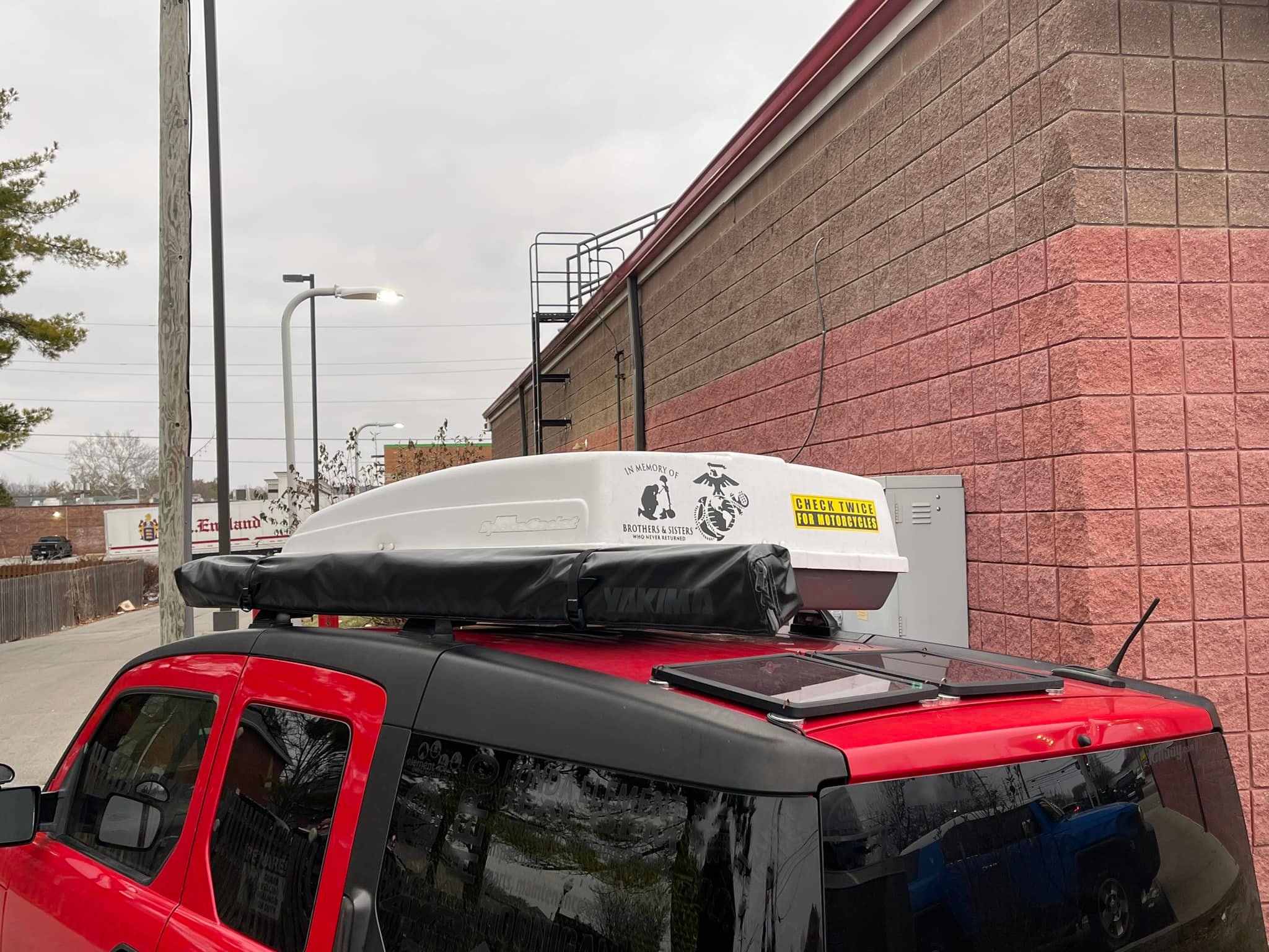 yakima space booster roof box SkyBox NX XXL Rooftop Cargo Carrier Hard Shell Box, SKS Lock sided opening for easy access Yakima SpaceBooster Roof Cargo Box