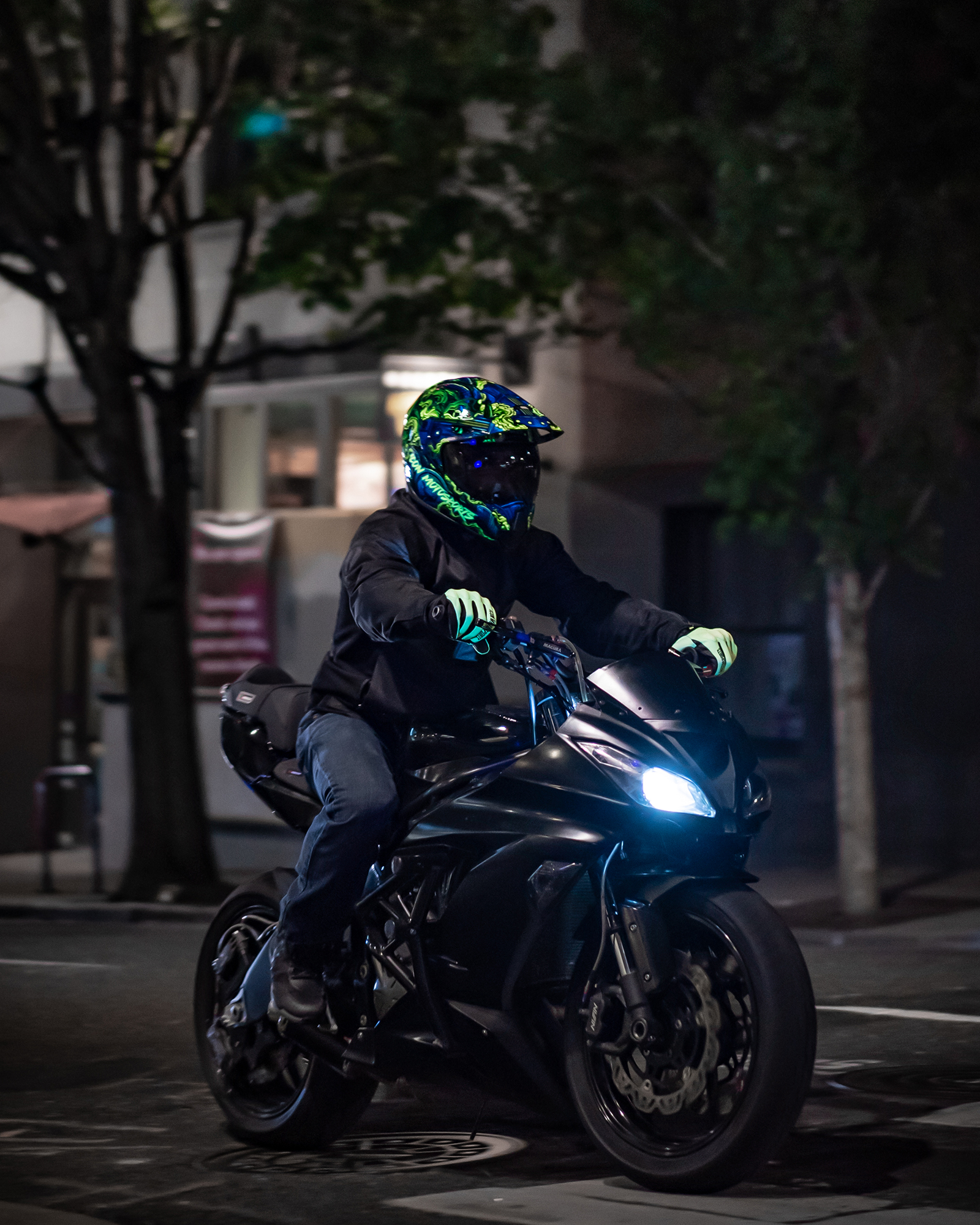 Icon - Own the night with the Variant Pro Willy Pete and its glow