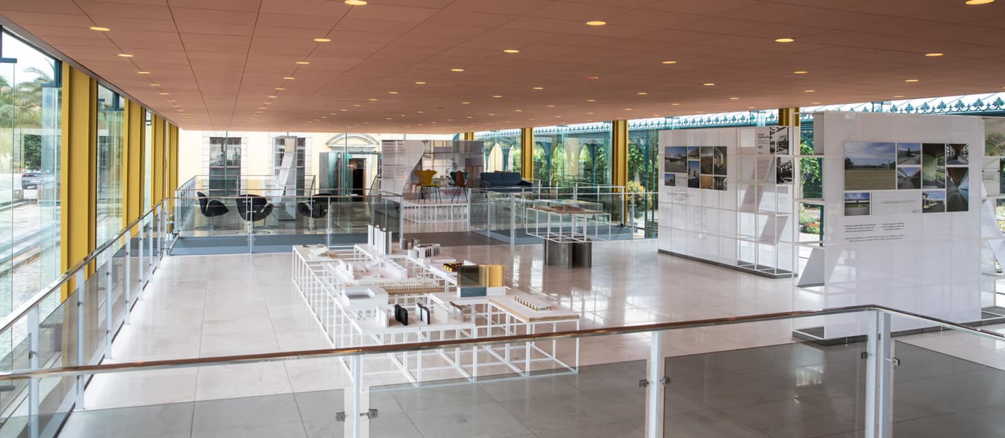 Entdecken Sie Architektur 🏛und Design aus Dänemark 🇩🇰in der Ausstellung „Gesamtkunstwerke“! Unser lichtdurchflutetes Arne Jacobsen Foyer ist Schauplatz einer Ausstellung, die die Architektur der beiden dänischen Baumeister Arne Jacobsen und Otto