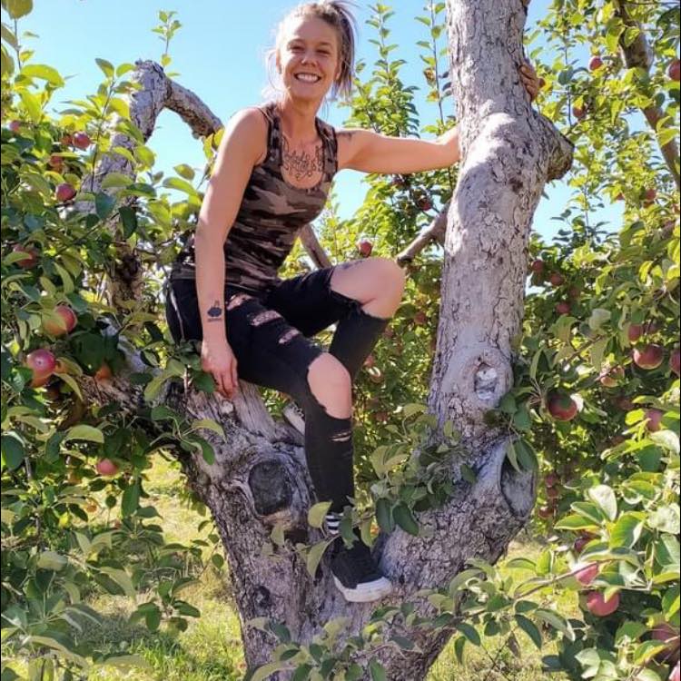 Dominique - . ⚠️WARNING⚠️ . 🍎encore une criss de photo aux pommes🍎 ...