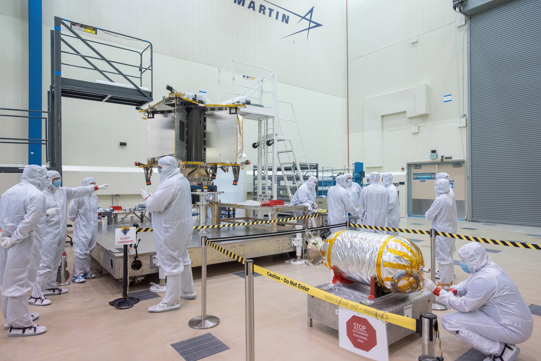 Lockheed Martin - Clean room 📁's: Installing a fuel tank...