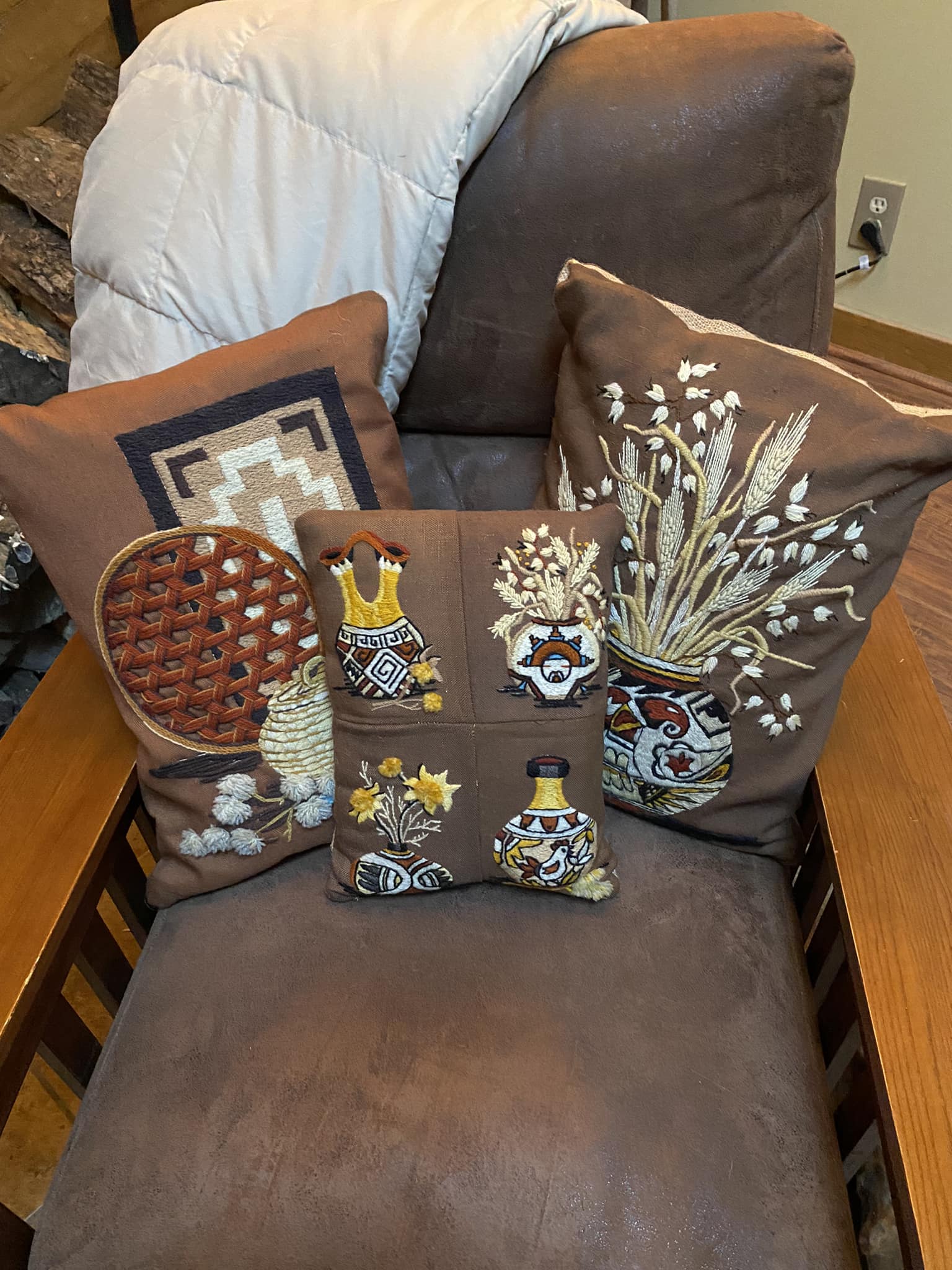 Heirloom Needlepoint Collection クッション From a needlepoint frog pillow to garden urns, these are the