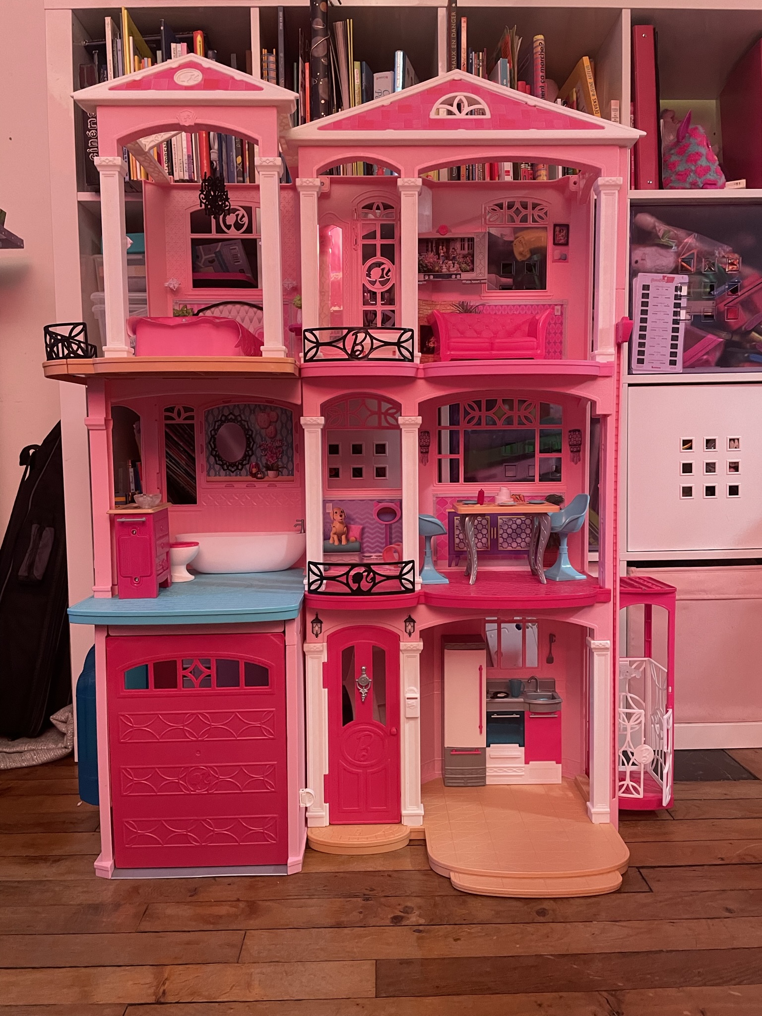DeAO Maison De Poupée Villa Bleue – 2 Étages, 3 Chambres, Balcon, 3 Figurines Et 17 Accessoires – Jeu Éducatif Dès 3 Ans