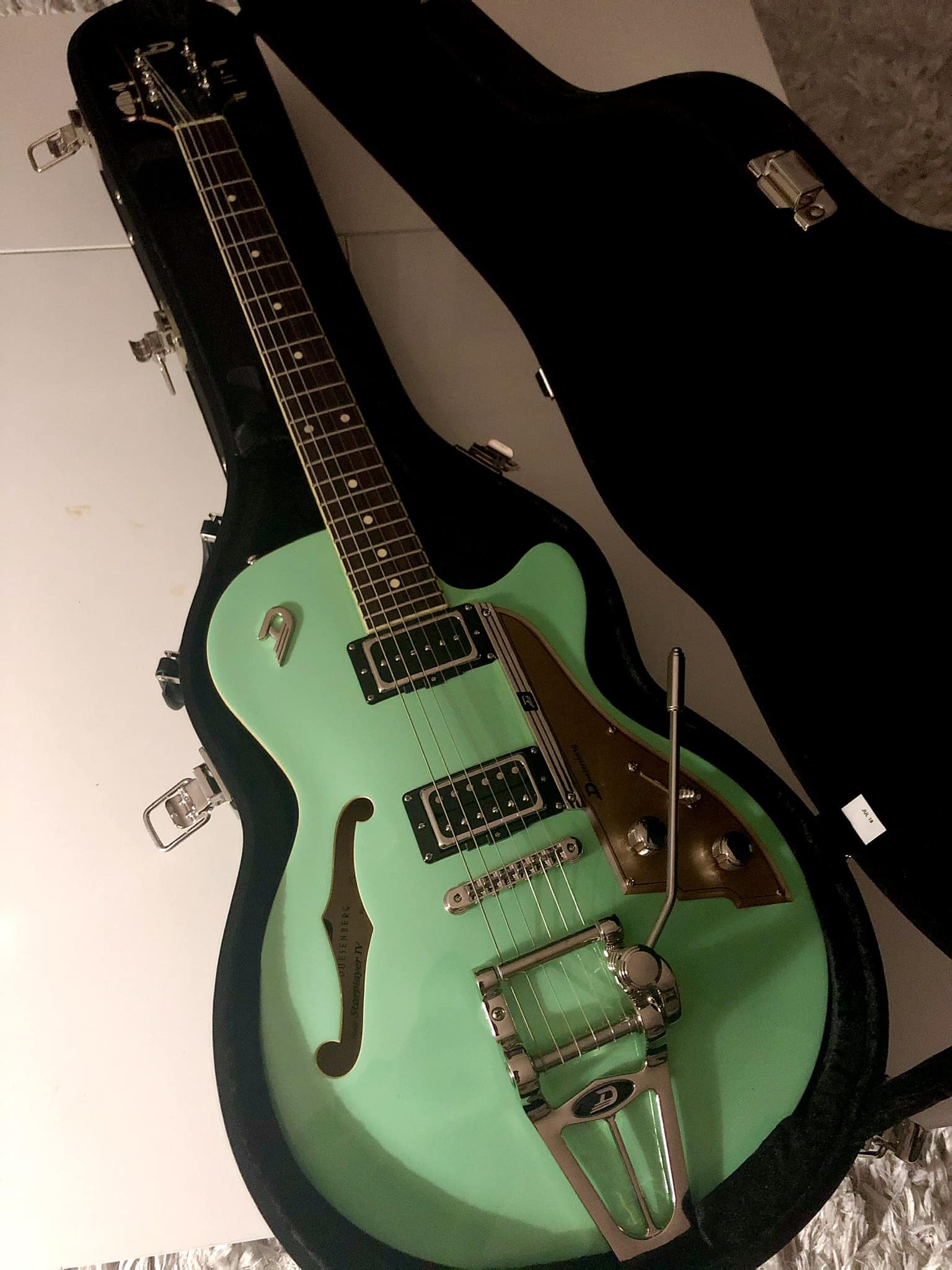 With many doubts I list this Duesenberg Starplayer TV surf green 
