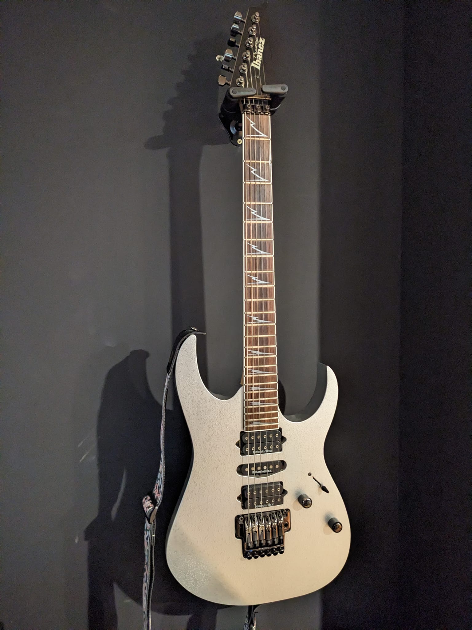 Prestige RG2570Z-DSP. Dark Space Finish: