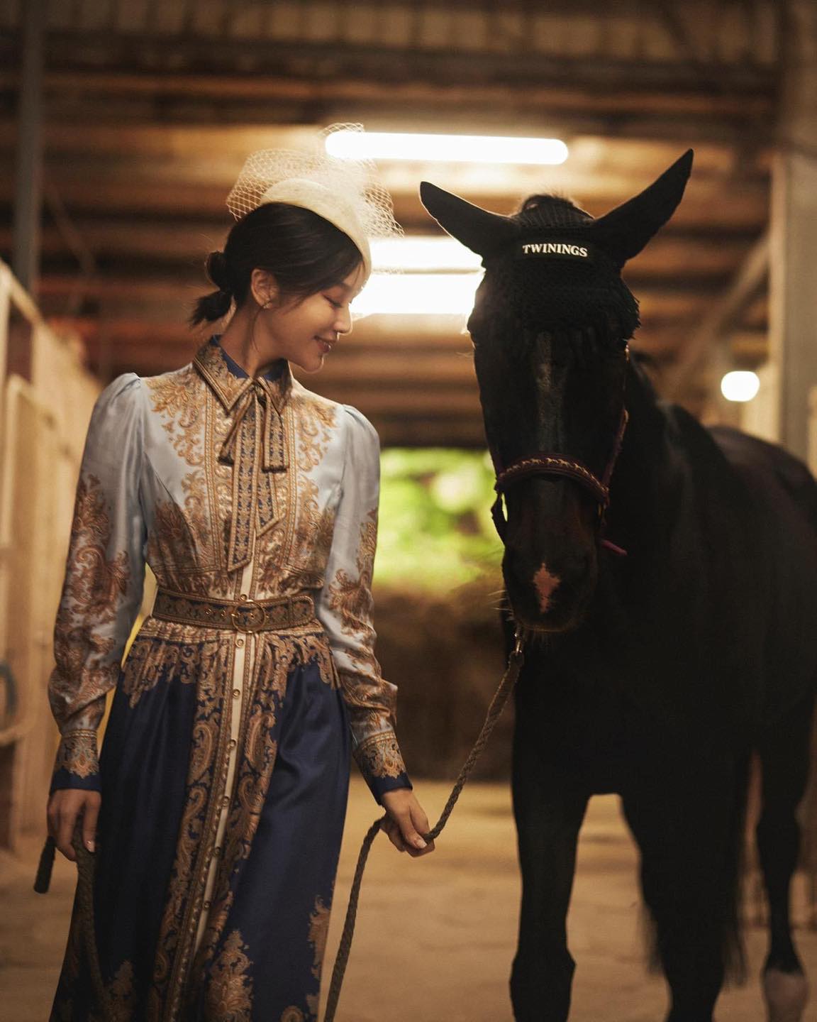伊林 EeLin - || #Eelin_Fashion || 真的太仙🧚🏻‍♀️真的太美🧡 這匹馬兒的溫馴深情... | Facebook