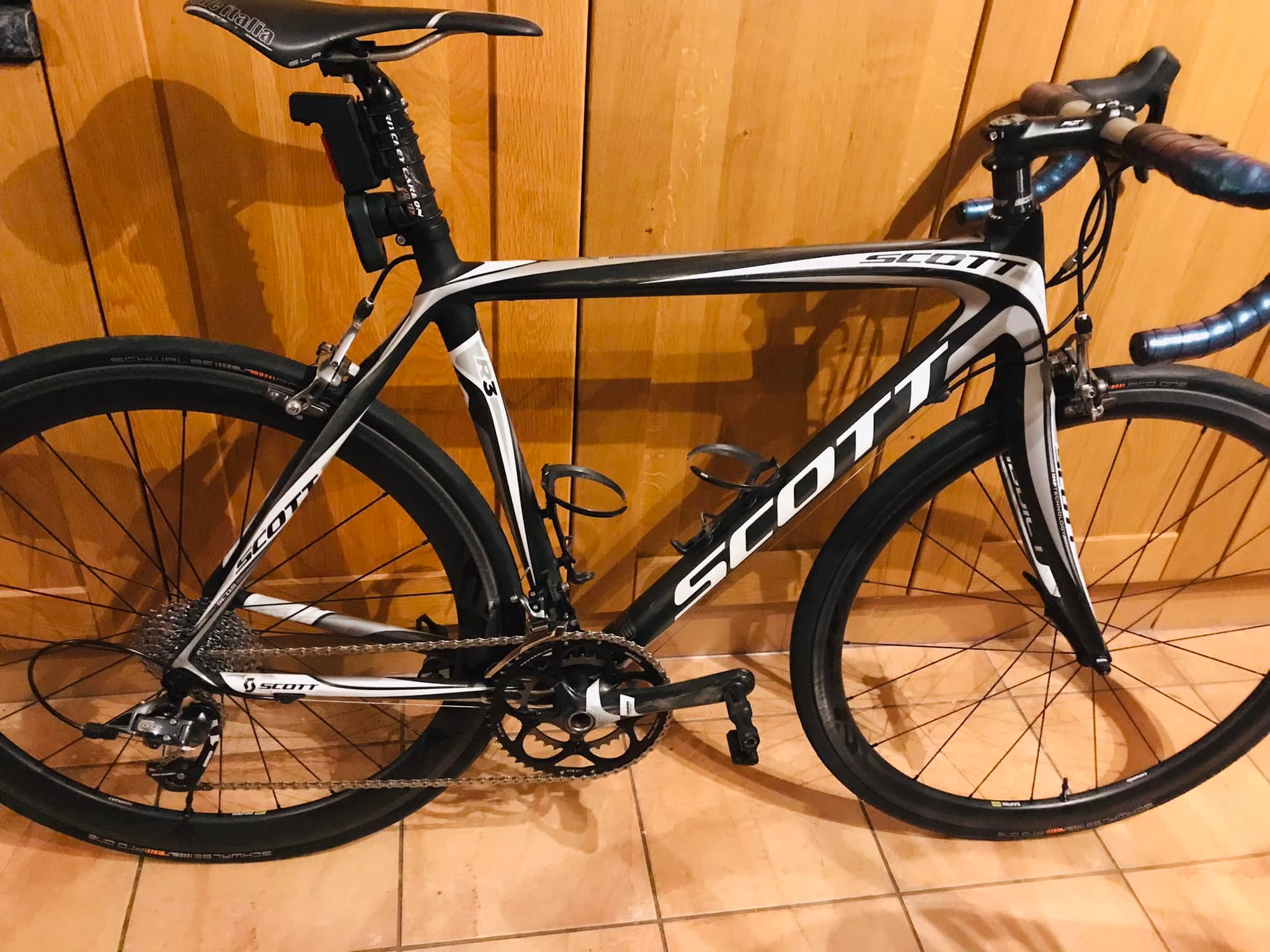 Scott Addict R3 with Power Assioma pedals and Elite wheels