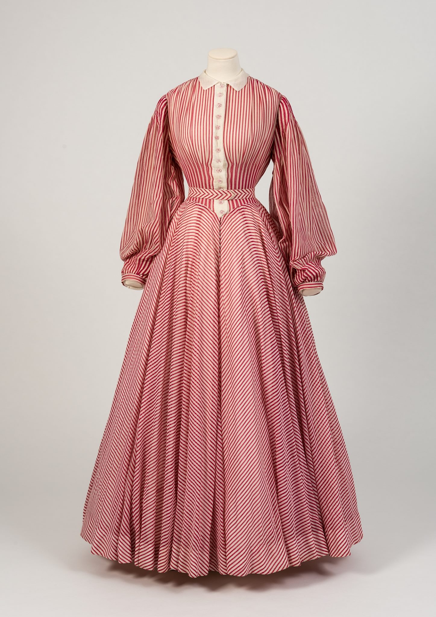 Friday Treat Time! A candy stripe creation by Norman Hartnell, 1949. Worn by Princess Margaret 👑 British designer Norman Hartnell produced many dresses for Princess Margaret. This red and white striped evening