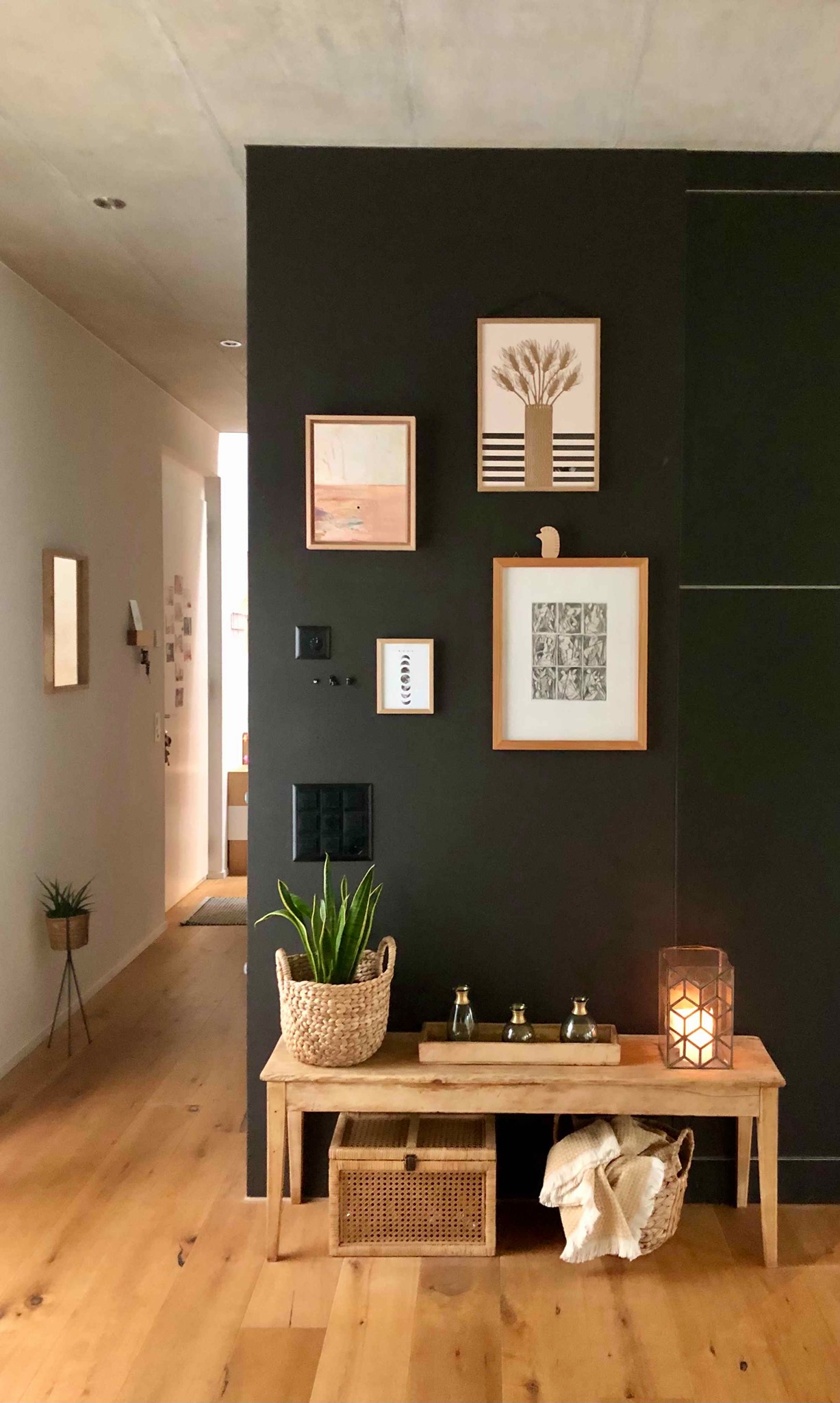 Die schwarze Wand schafft im Flur von Mitglied cosima11 ein ganz besonderes Ambiente!😍 Wie ihr das Potential von Schwarz als Wandfarbe voll entfalten könnt, erfahrt ihr bei uns