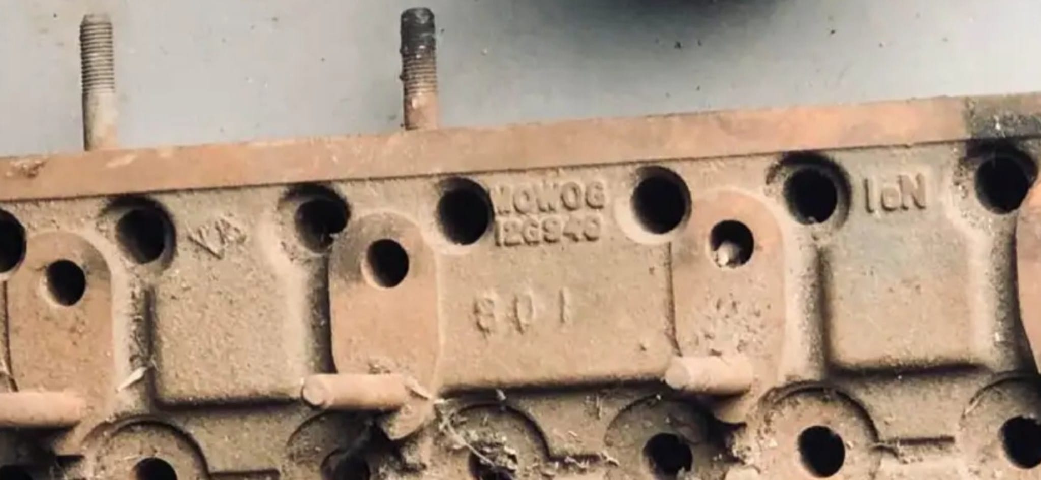 What does Avonbar stamp '1 1371' on a 12g940 cylinder head mean?