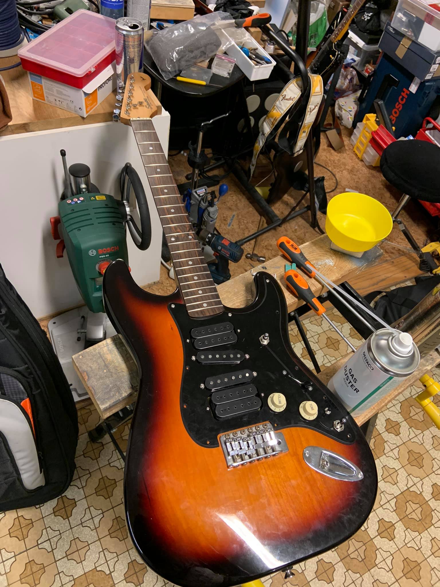 Squier Cyclone guitar project with Mosrite replica pickups