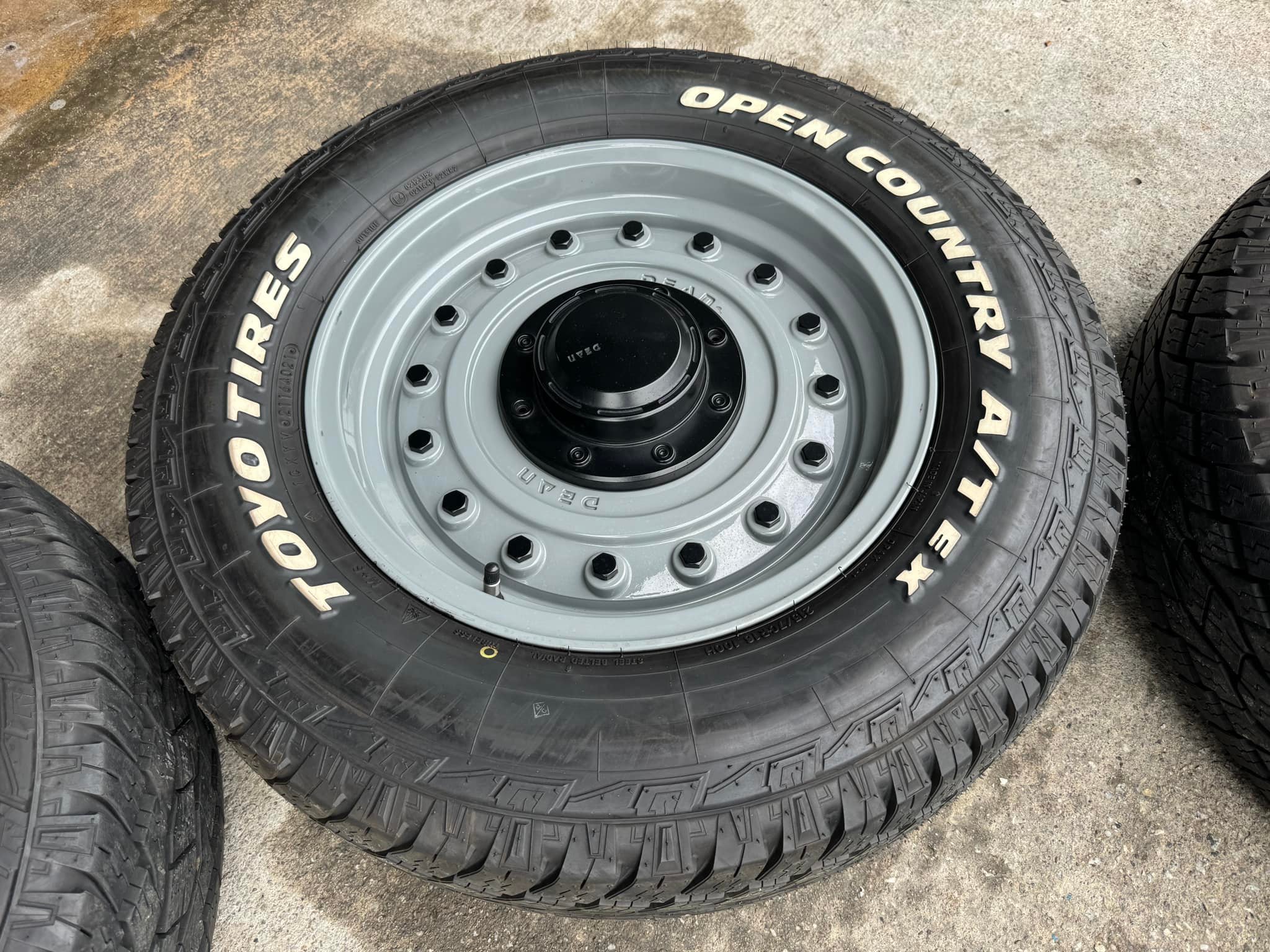 Dean Colorado 16” x 5.5J 139.7 rim and tires for Jimny . Rim 