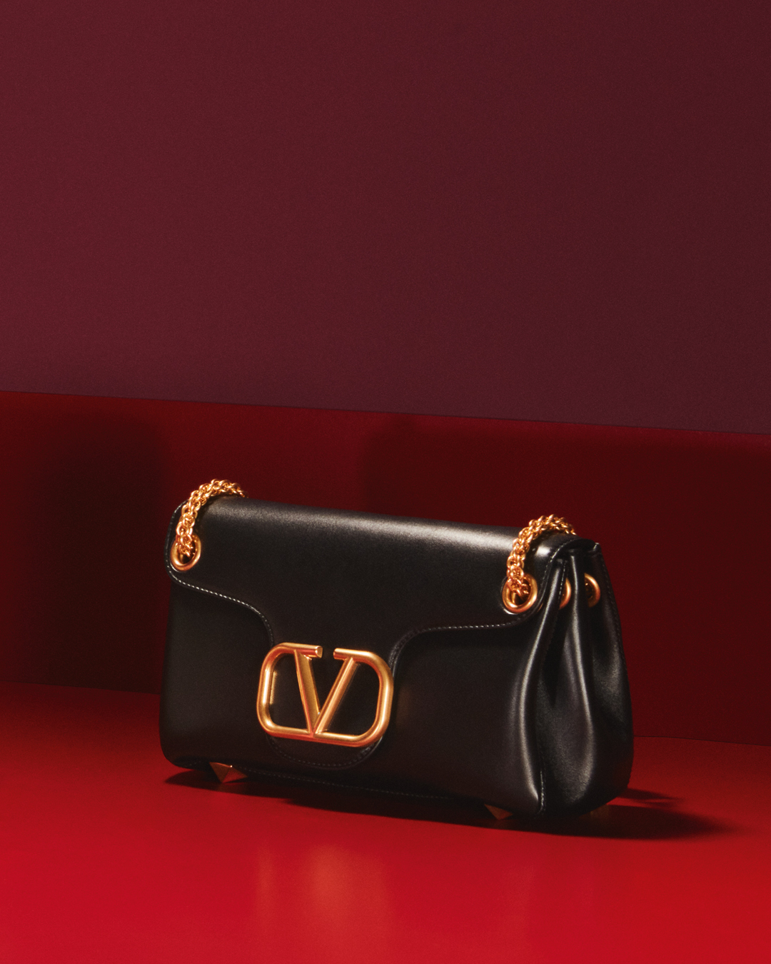 The iconic logo of the Maison meets a new, maxi stud chain on the