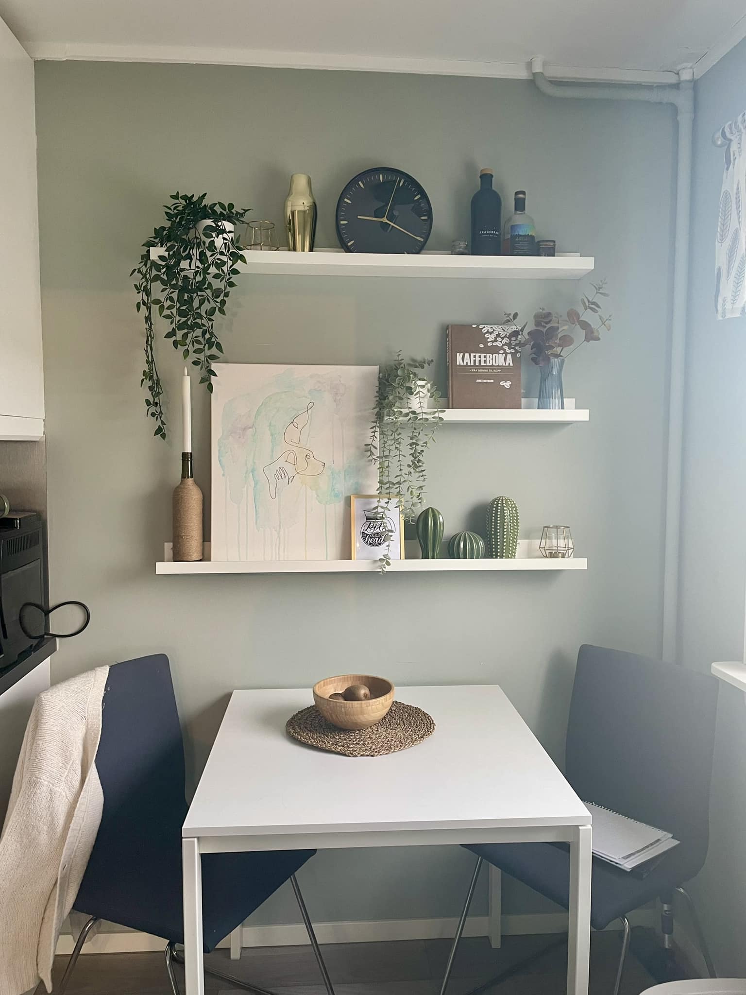 Ikea kitchen decor with Mosslanda picture ledge