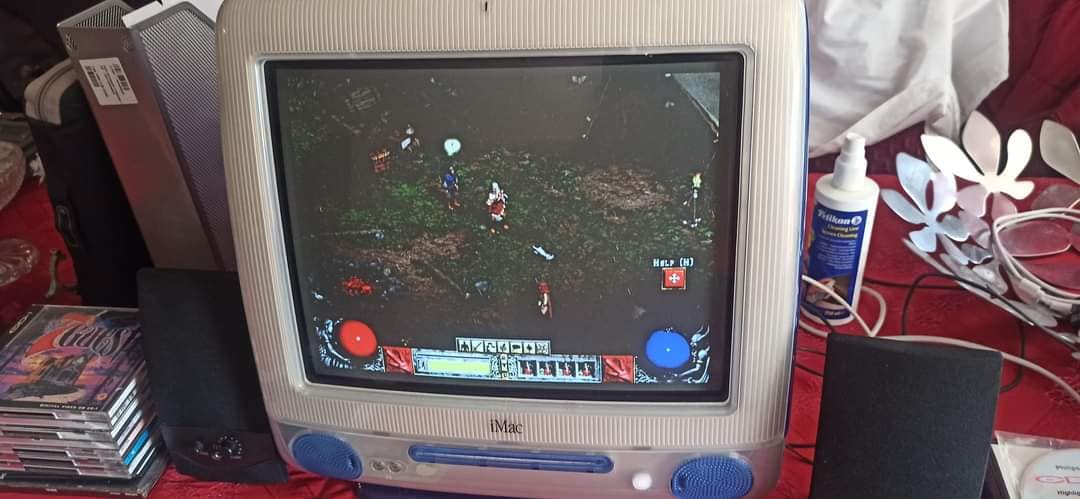 Imac G3 with 15in CRT display for gaming
