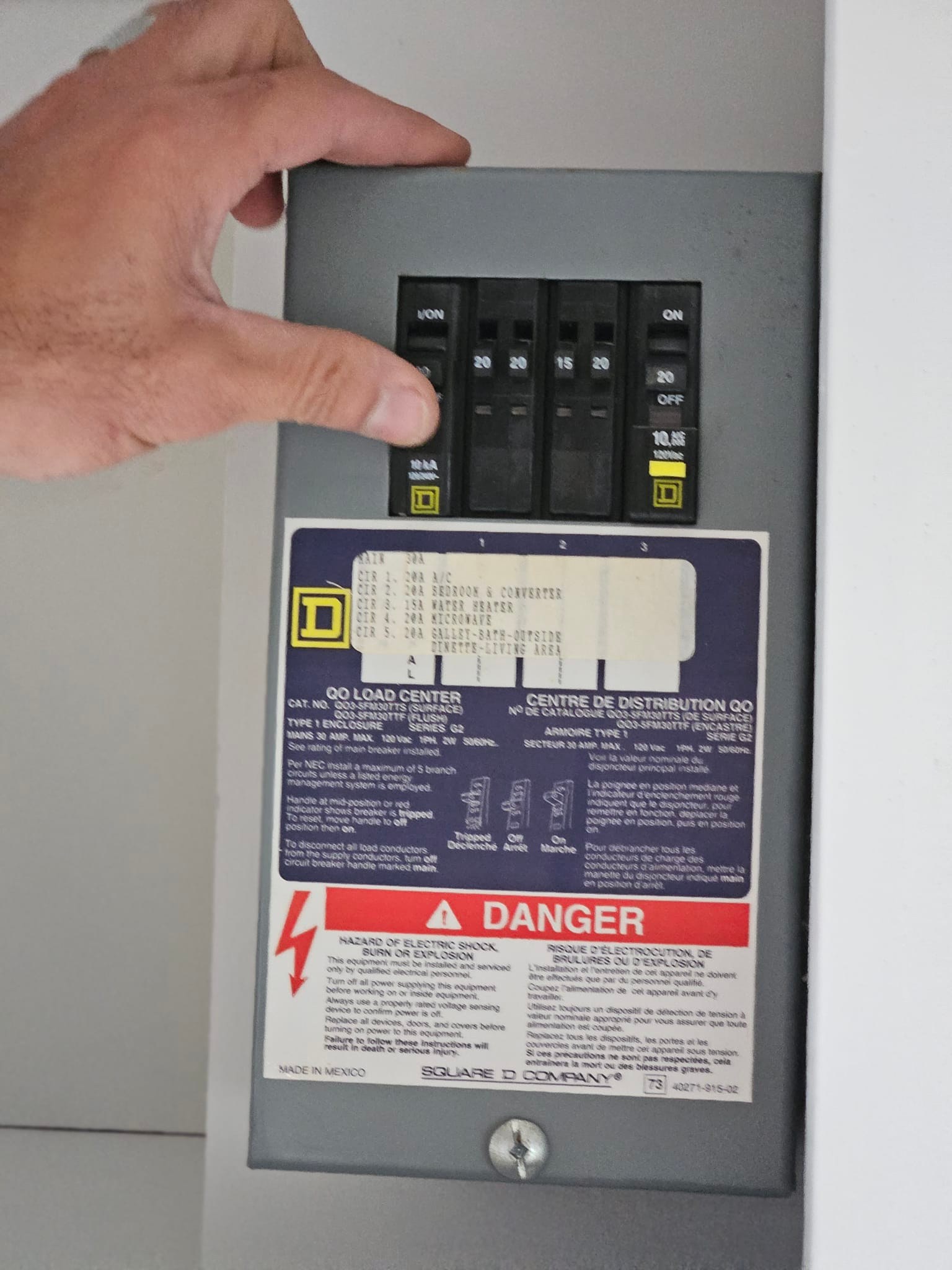 What cable is needed to connect a Jackery 1000 V2 to a 2020