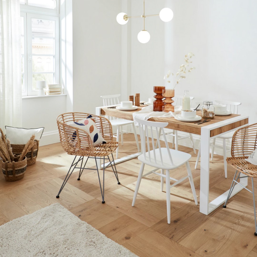Weiß trifft Holz 🤍 Unser Tipp: Eine Kombination aus unterschiedlichen Stühlen am Esstisch. Denkbar wäre hier zum Beispiel ein Mix aus Rattanstühle mit weißen FSC®-zertifizierten Massivholz-Stühlen #machzuhausedraus #OTTOliving Mehr findest du hier