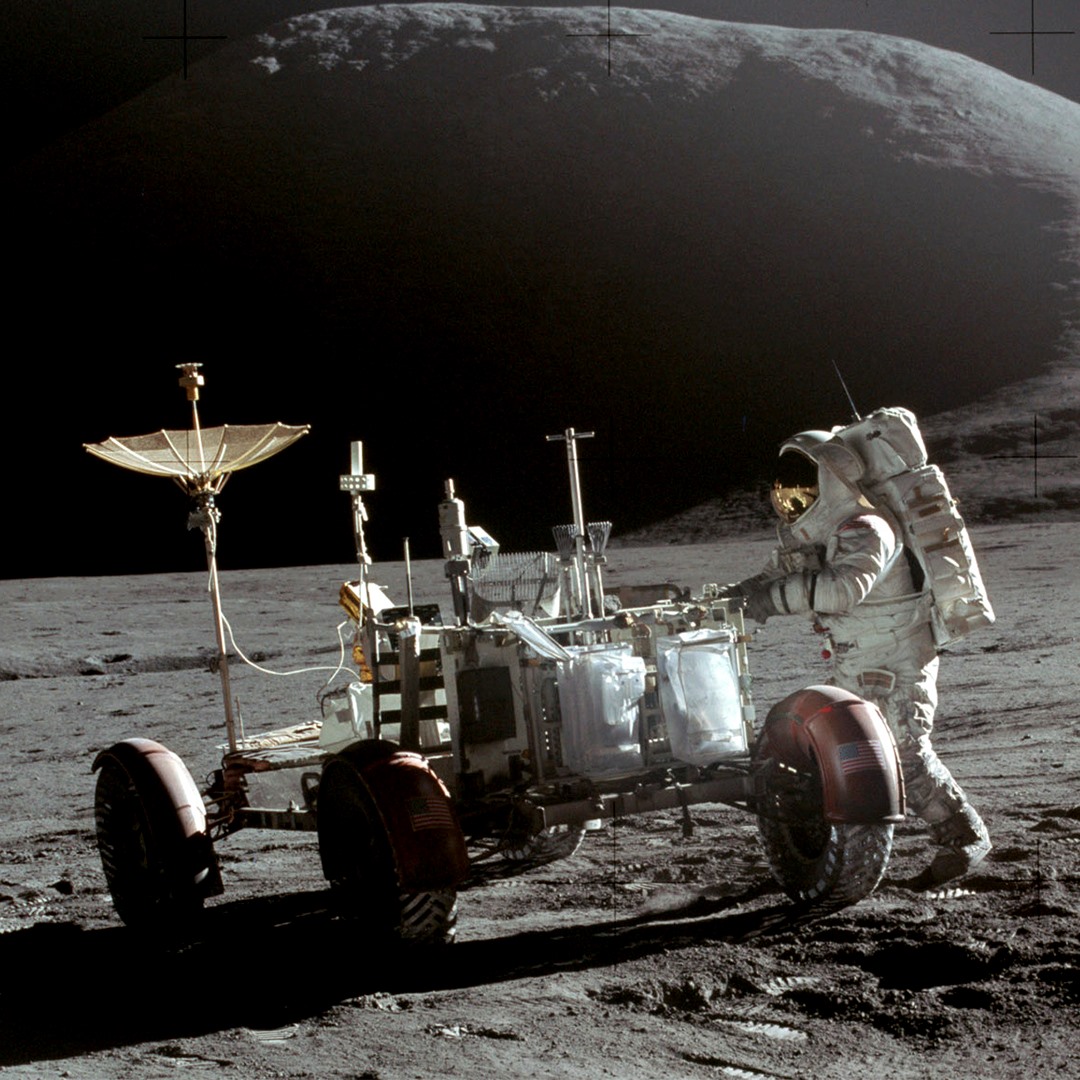 ApoLLo  XV  1971年　 On July 31, 1971, Apollo 15 astronauts drove on the moon for the