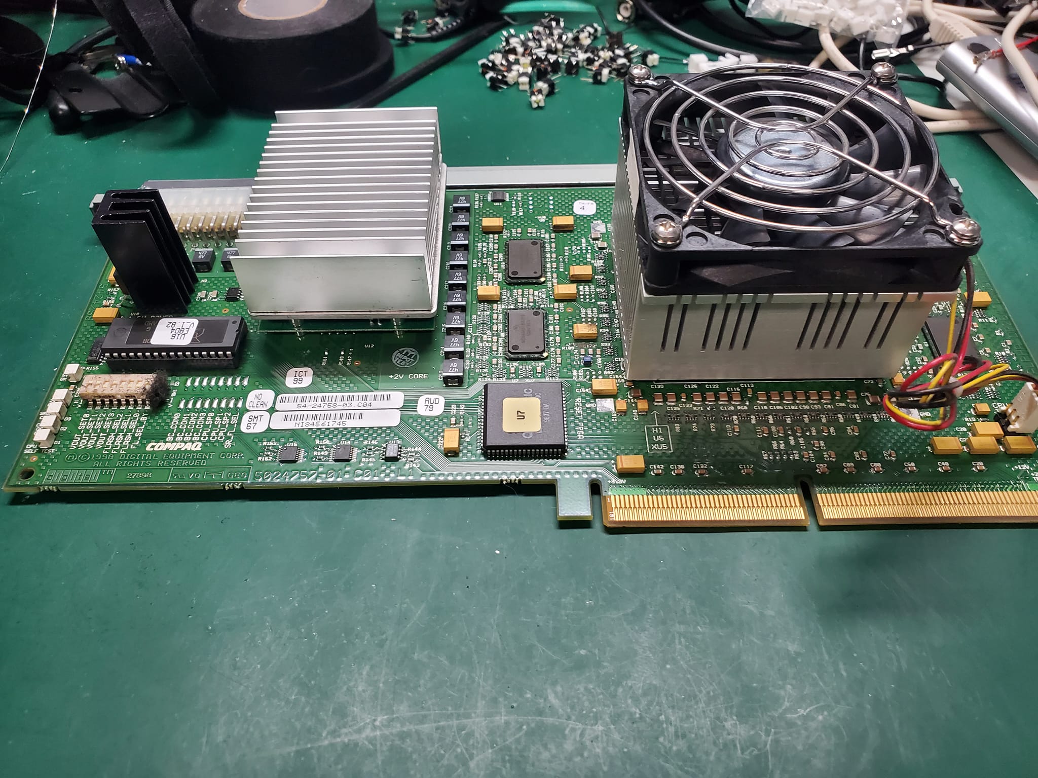 ショート AlphaServer 8400's dual 300MHz EV5 21164 CPU module