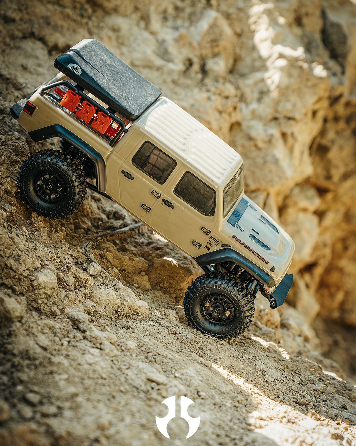 Axial SCX10-III Jeep JT Gladiator Custom painted cab with ProLine