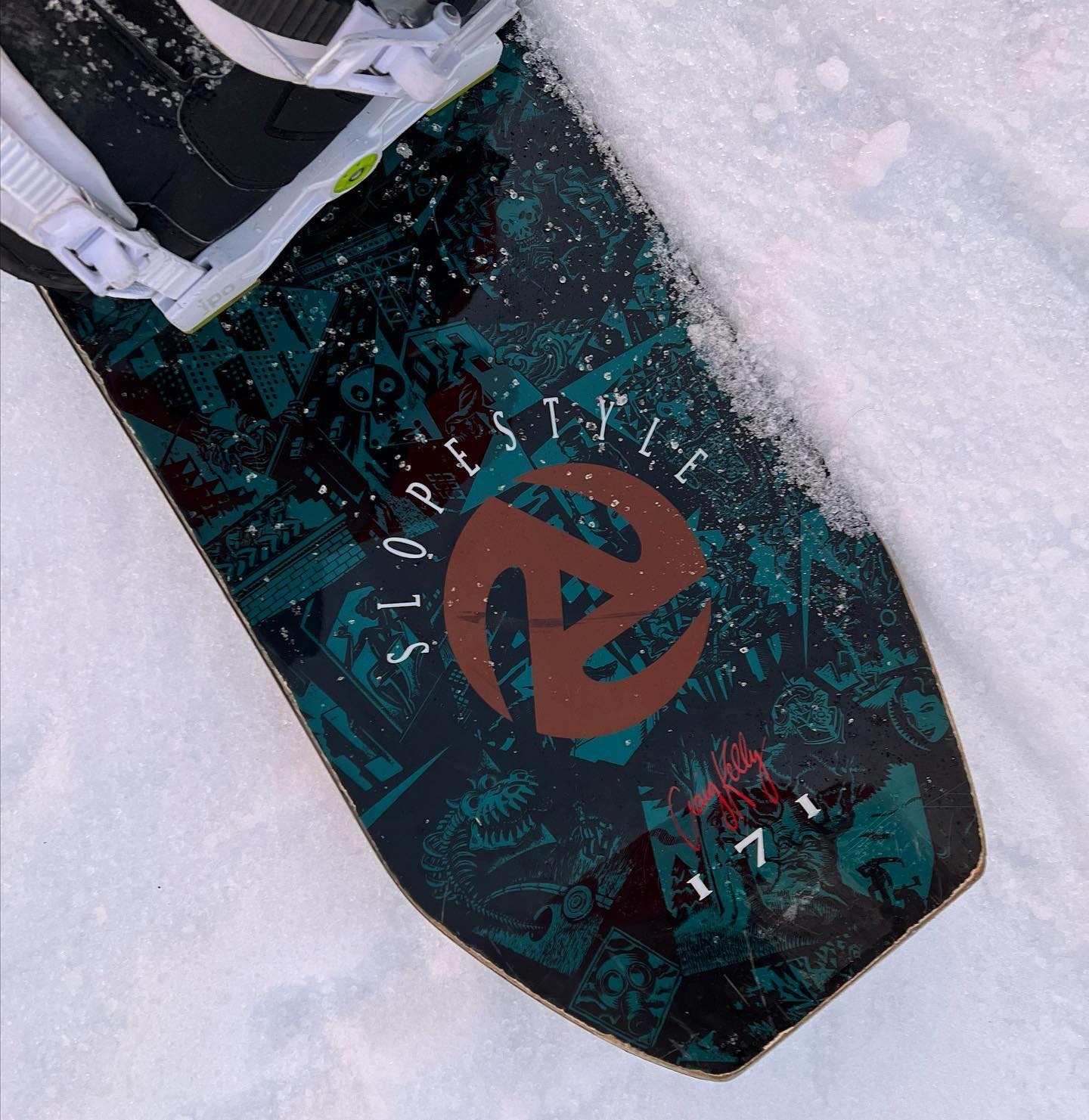 Riding the re-issued Craig Kelly mystery snowboard with modern