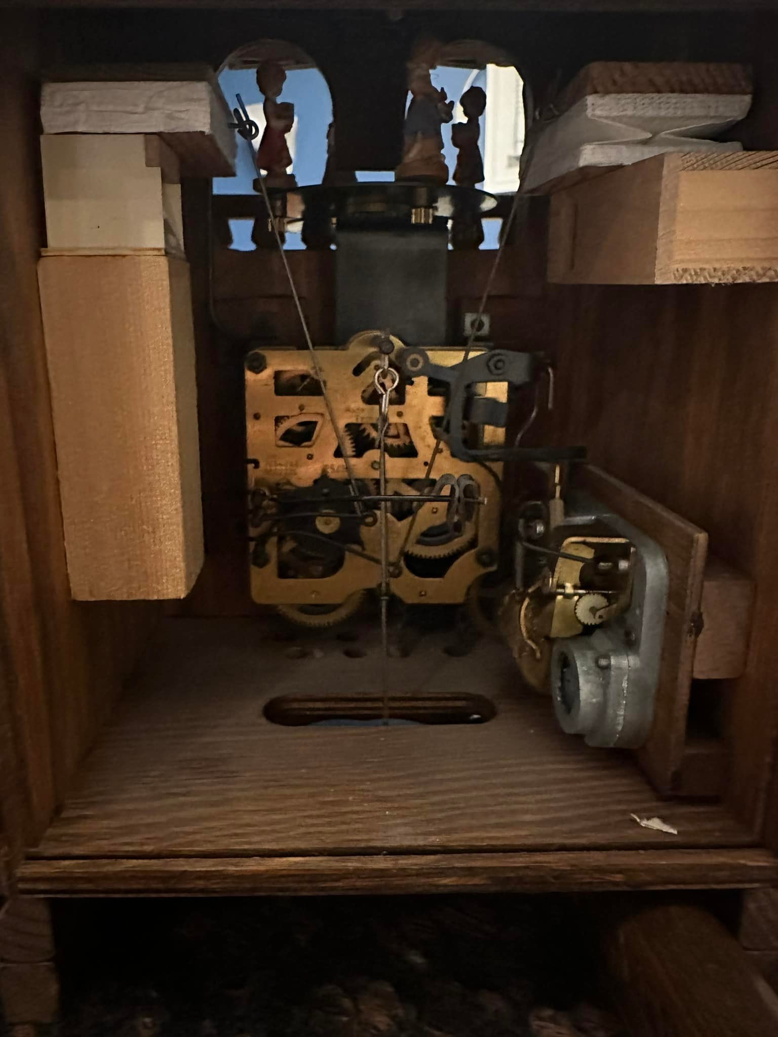 What is the information and specs of a one day cuckoo clock made
