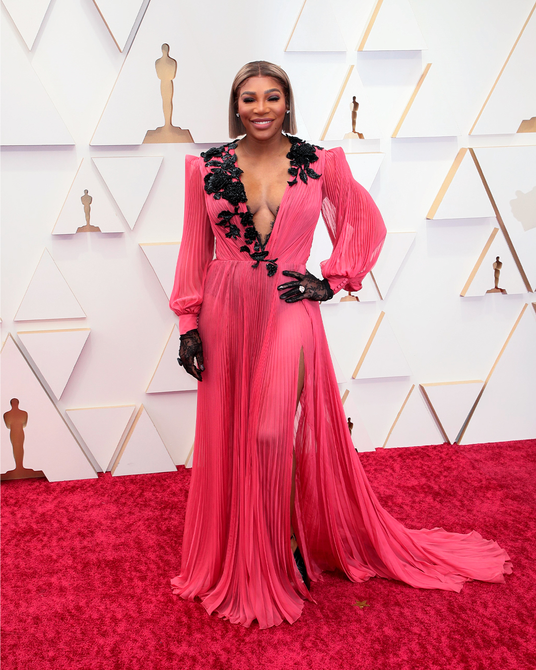 serena williams formal dress To present at the 94th Oscars, wore a draped chiffon gown embellished with floral embroideries and lace gloves. Also in attendance was nominee for Best Costume Design for 'West Side serena williams red dress met gala