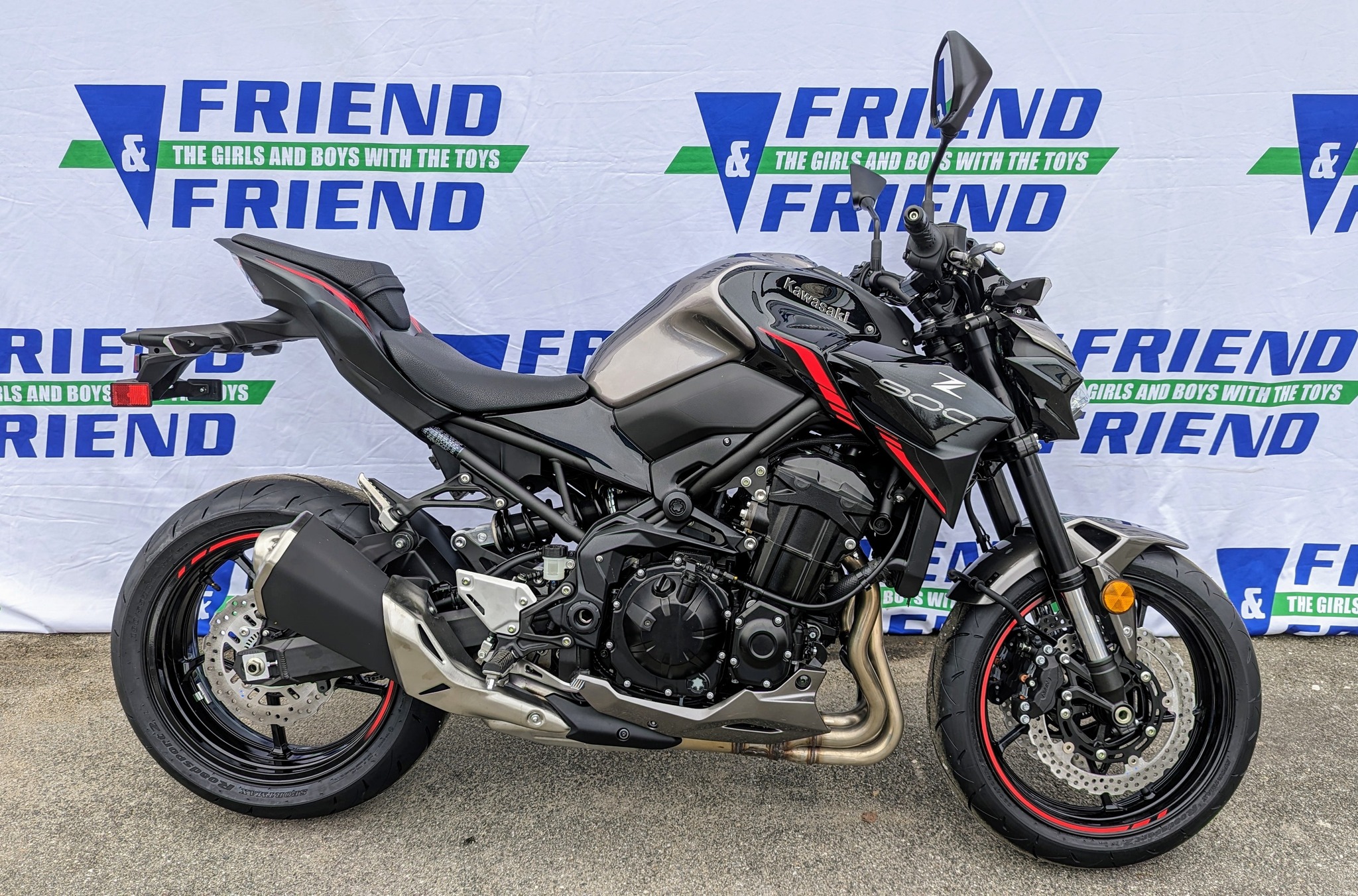 ジョ 2023 Kawasaki Z900 ABS motorcycle with $1000 rebate