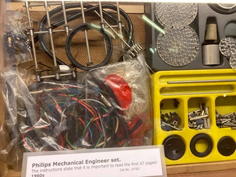 I saw this interesting Philips mechanical engineer set I knew