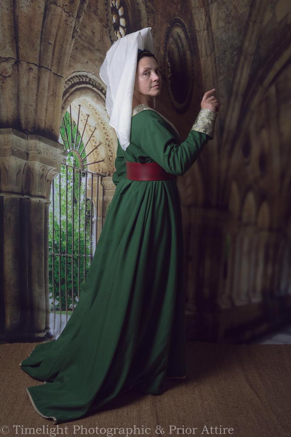 green medieval dress uk stuff on sale! Burgundian gowns, kirtles, doublets, robes, sleeves and purses! Use code Yule22 fir 10% off! https://www.priorattire.co.uk /ourshop/cat_879587-2-Medieval-clothing.html cat:dress