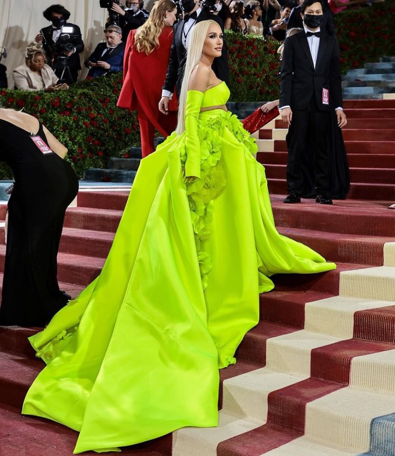 gwen stefani green dress For her performance at the 62nd Annual GRAMMY Awards, wears a custom designed ivory silk tulle ball gown entirely embellished using iconic #DolceGabbana elements such as sacred hearts and roses. # Chain
