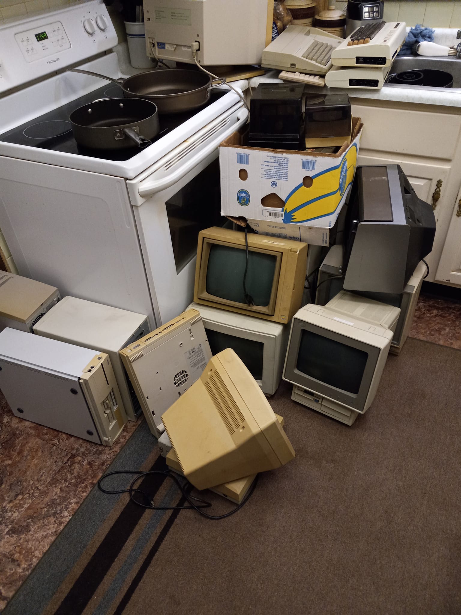 モニター Anybody have an old retro computer? Commodore 64, Tandy 1000, 286
