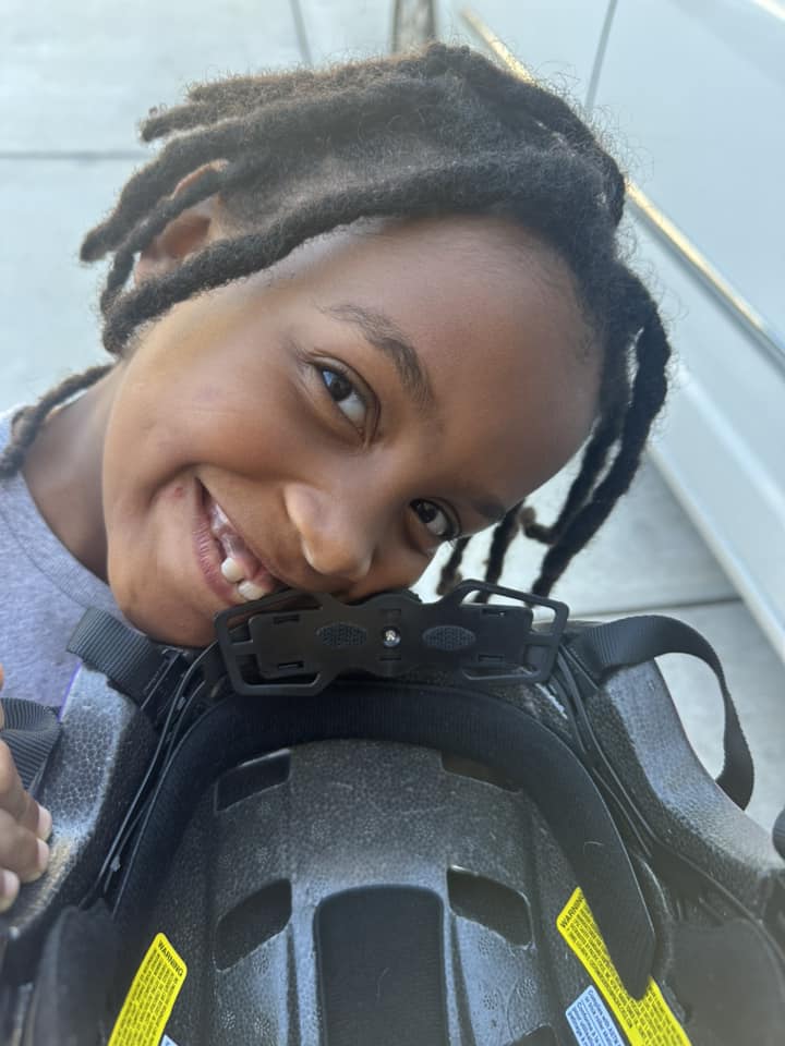 bike helmet for dreads Pigtails Soft Dreadlocks quality cotton yarn ️Elastic enough to snugly wrap around the helmet ️Resistant to color fading Applicable helmet Finally found a helmet to