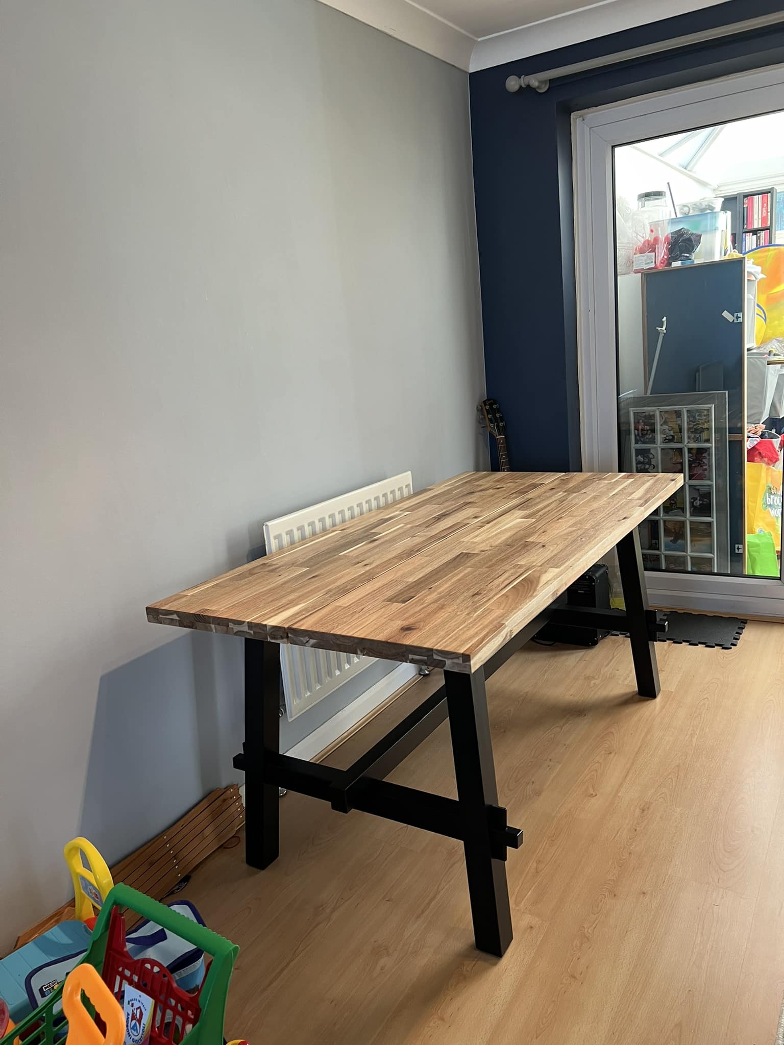 Has anyone got the Skogsta table in the smaller size (160x81x74cm 