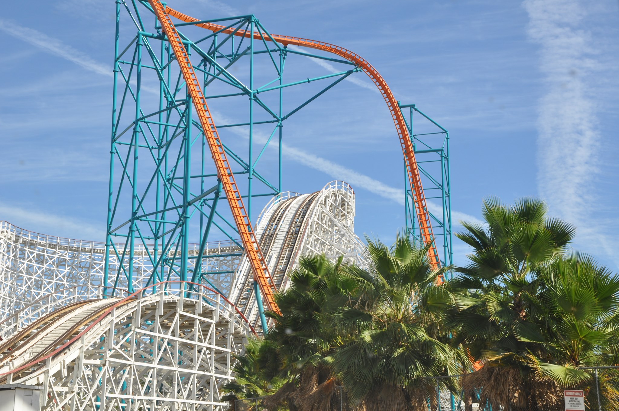Six Flags Magic Mountain - Introducing #WaybackWednesdays with 50 years ...