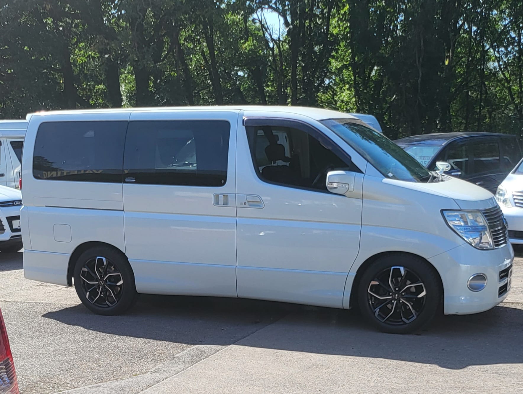 Nissan Elgrand with 18-inch wheels