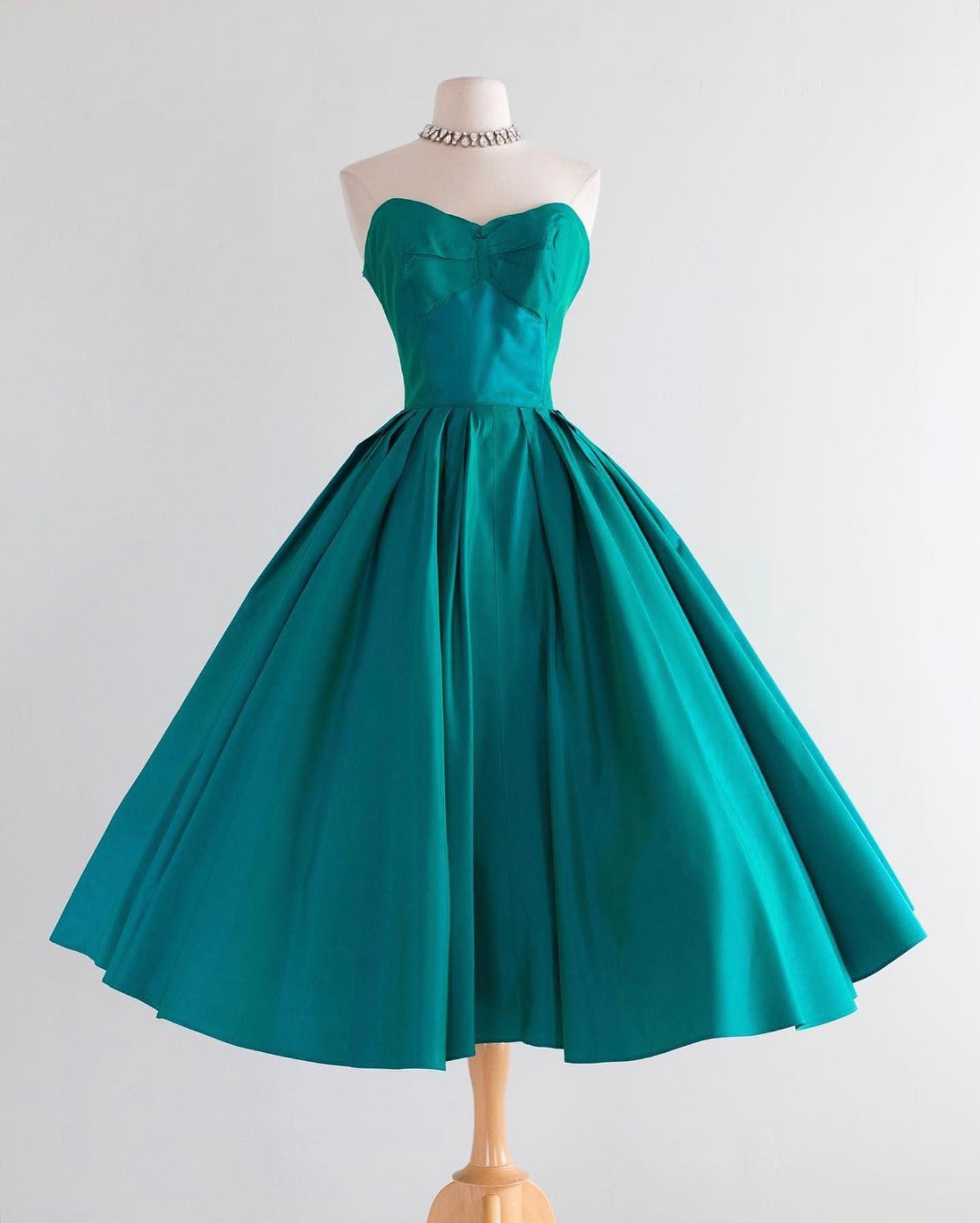 🧵 🪡 Iconic 1950's Emerald Green Taffeta Party Dress from Saks Fifth Ave 🪡 🧵 Xtabay Vintage