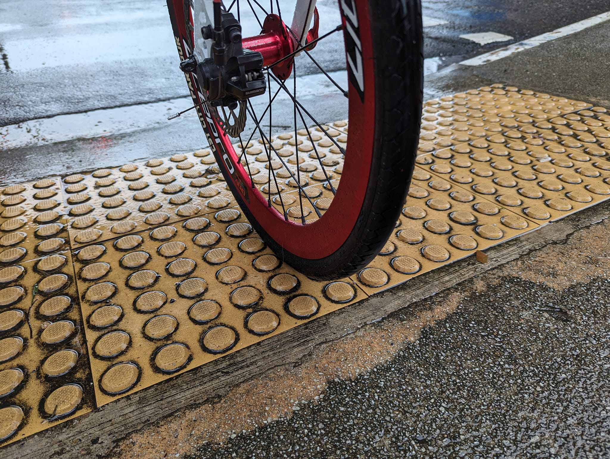 SG PCN Cyclist | Anyone else feels these dimpled markings at the edge ...