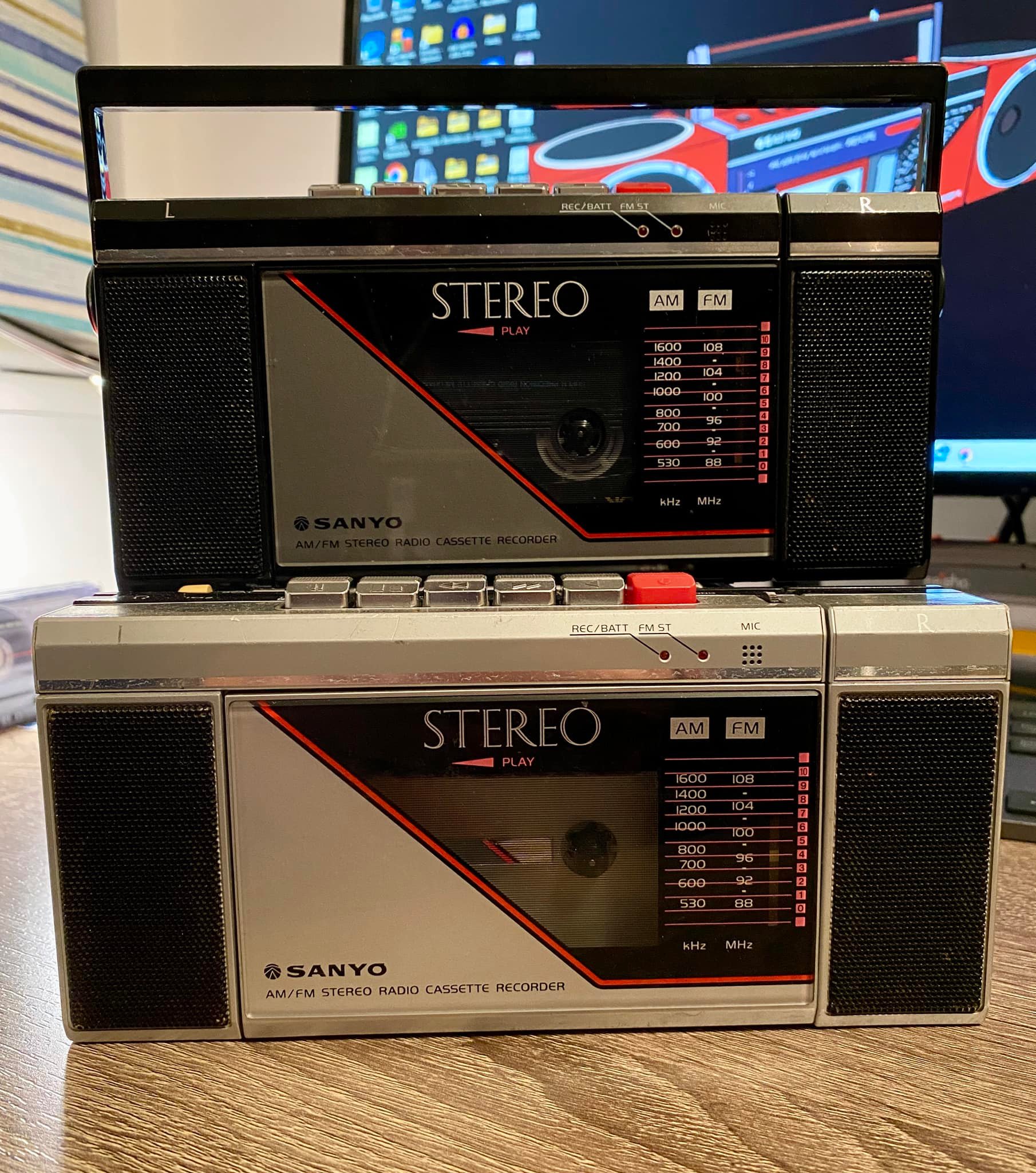 Sanyo M-S200F mini boomboxes, with removable speaker. What's not