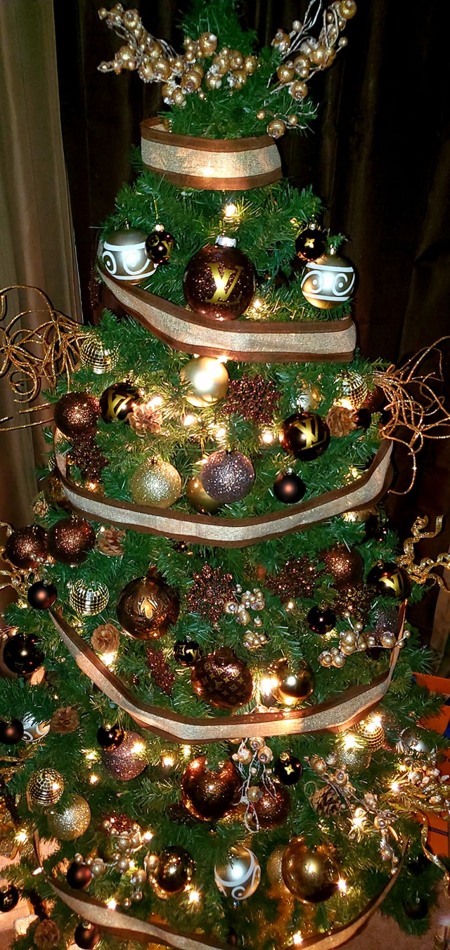 Louis Vuitton Christmas tree 🎄🤪 Tag someone who'd throw their