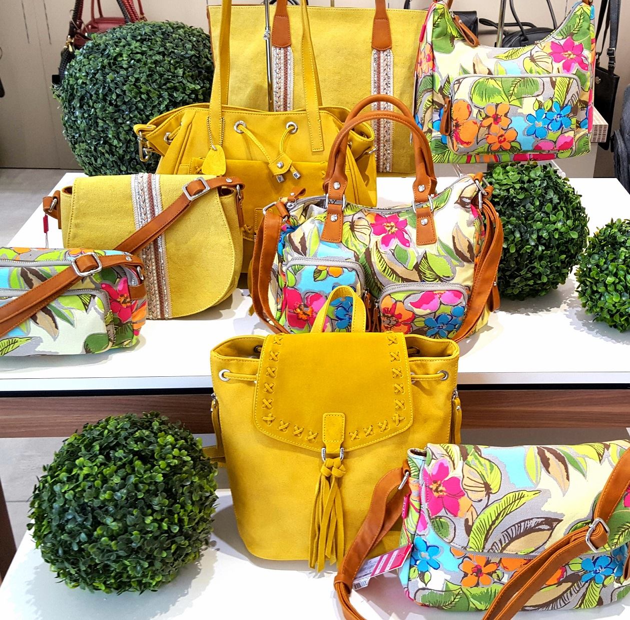 Ho la belle vitrine que voilà ! 🌼🌷🦋🌞... - Gandy Maroquinerie
