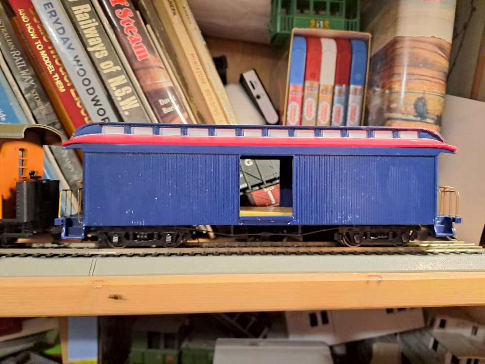 Fleischmann magic train carriage with Kadee couplers