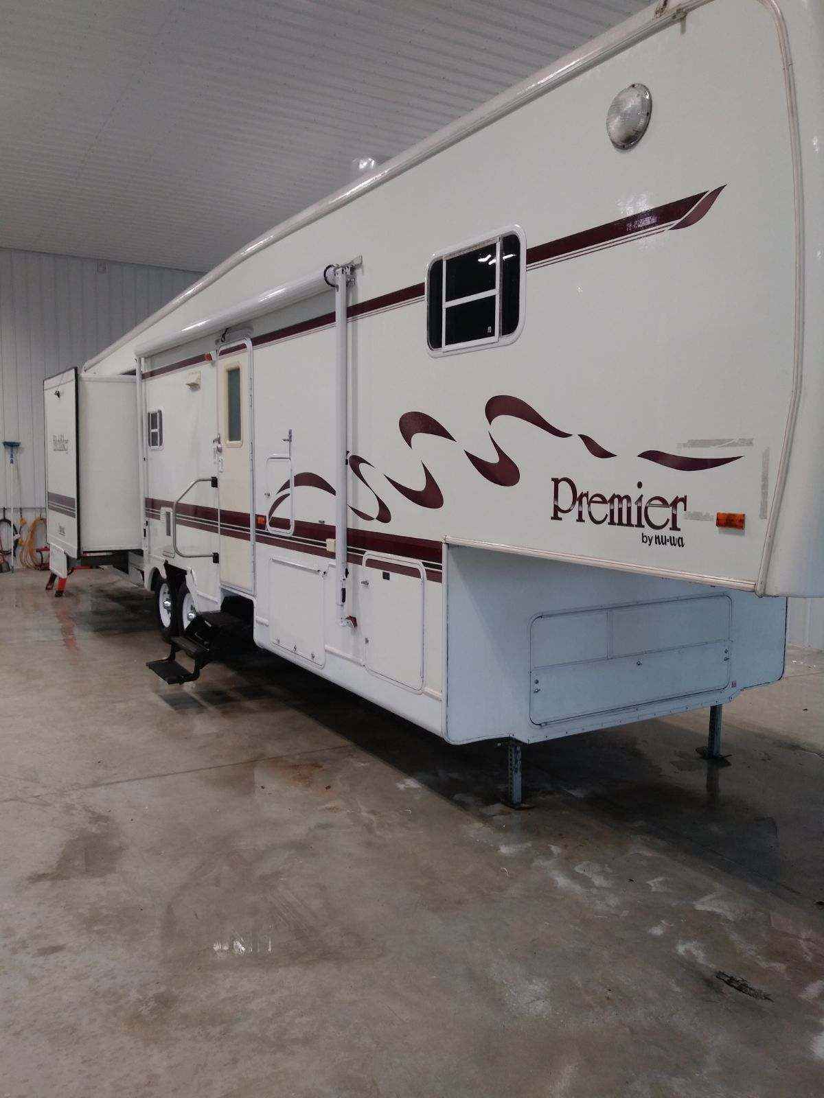 1997 Nuwa hitchhiker premier