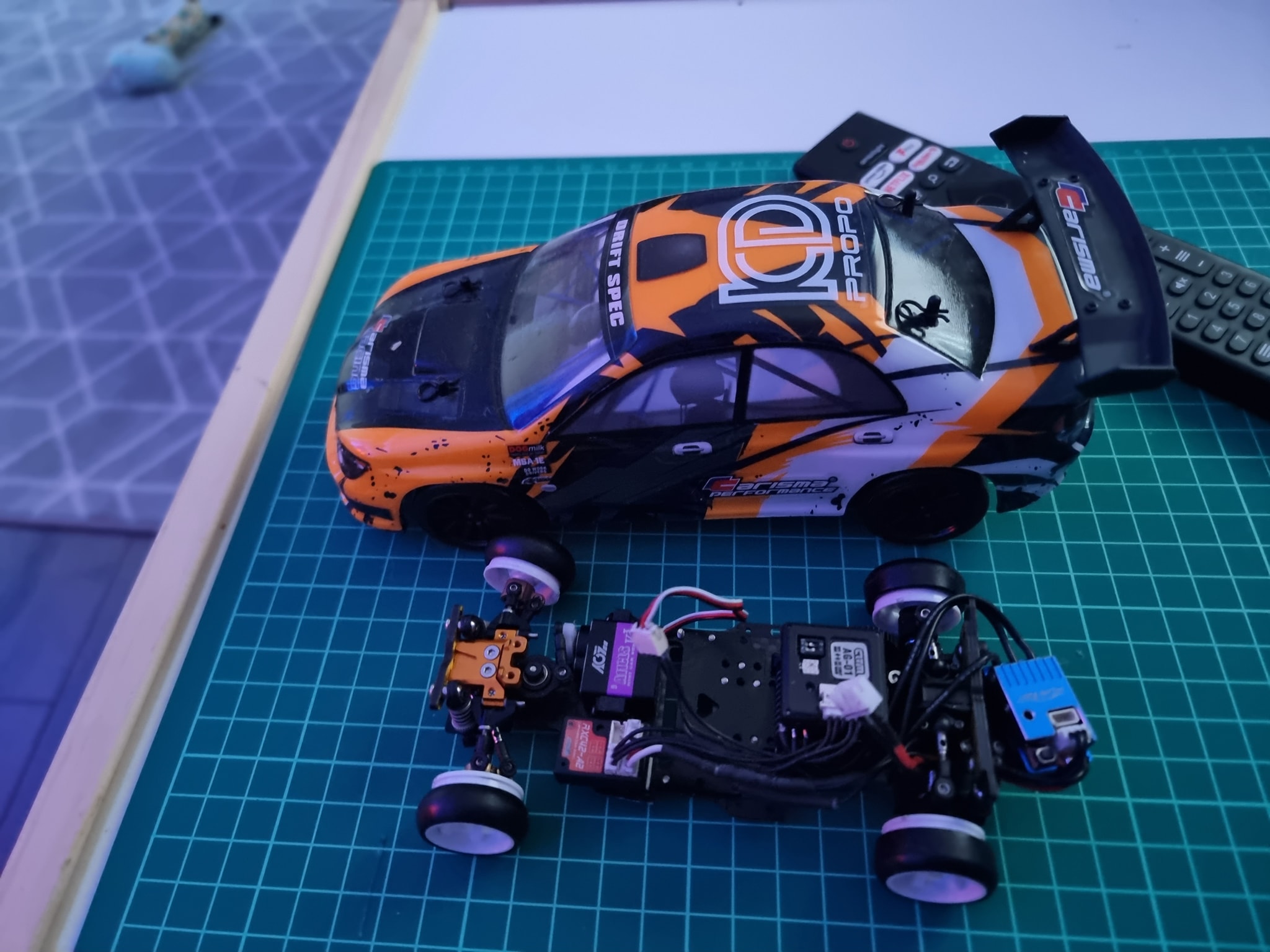 What kits can upgrade a 1/28 Atomic DRZ V2 chassis to 1/24 scale