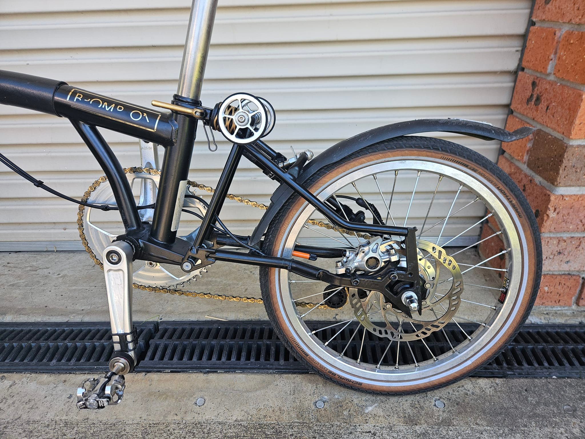 Can Kinetics' integrated rack on a Brompton hold Ortlieb panniers?
