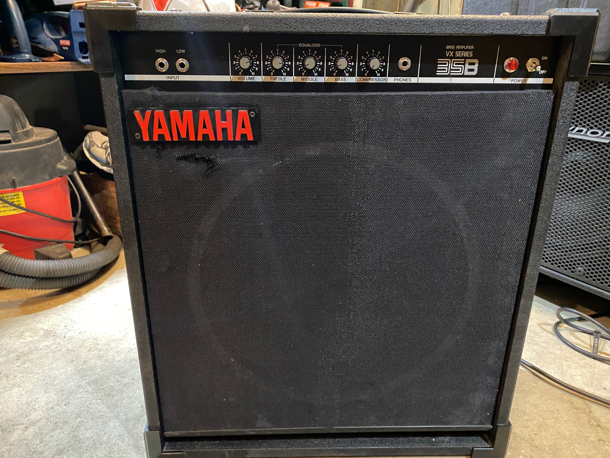 For sale Yamaha Bass amplifier 115 watts Excellent condition Made