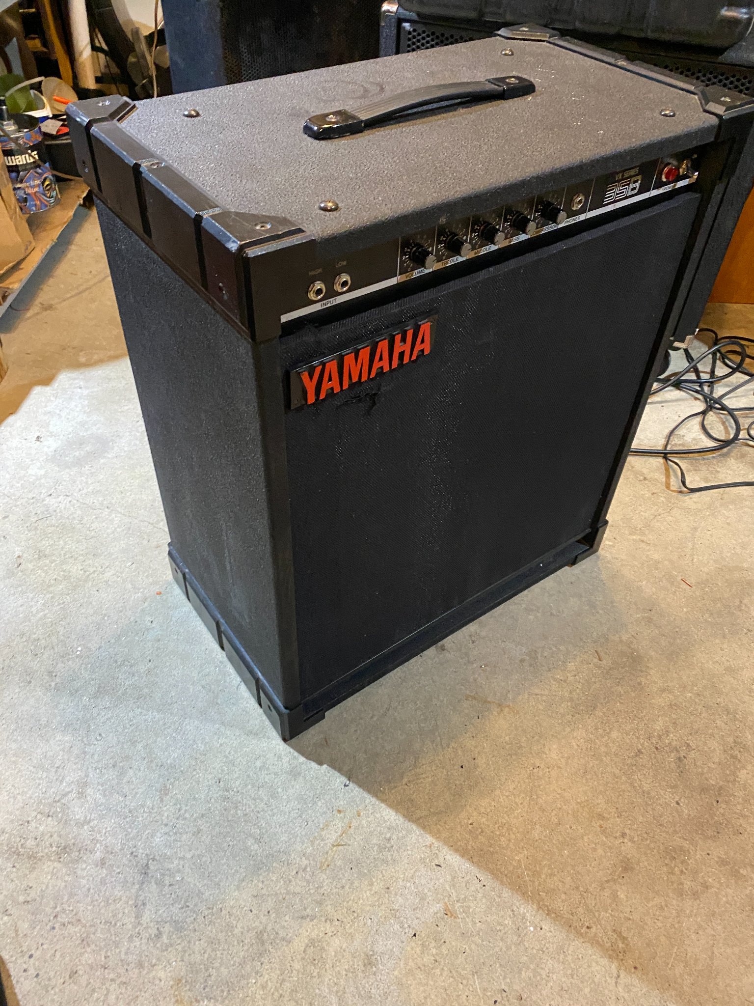 For sale Yamaha Bass amplifier 115 watts Excellent condition Made
