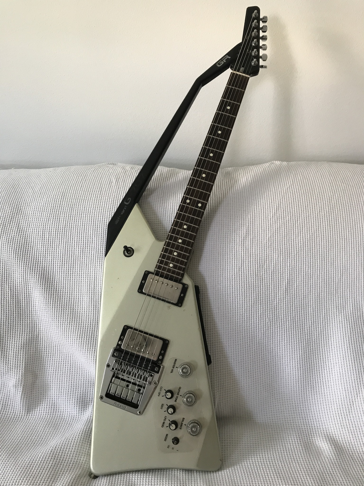 Roland G707 guitar with authentic Les Paul sound